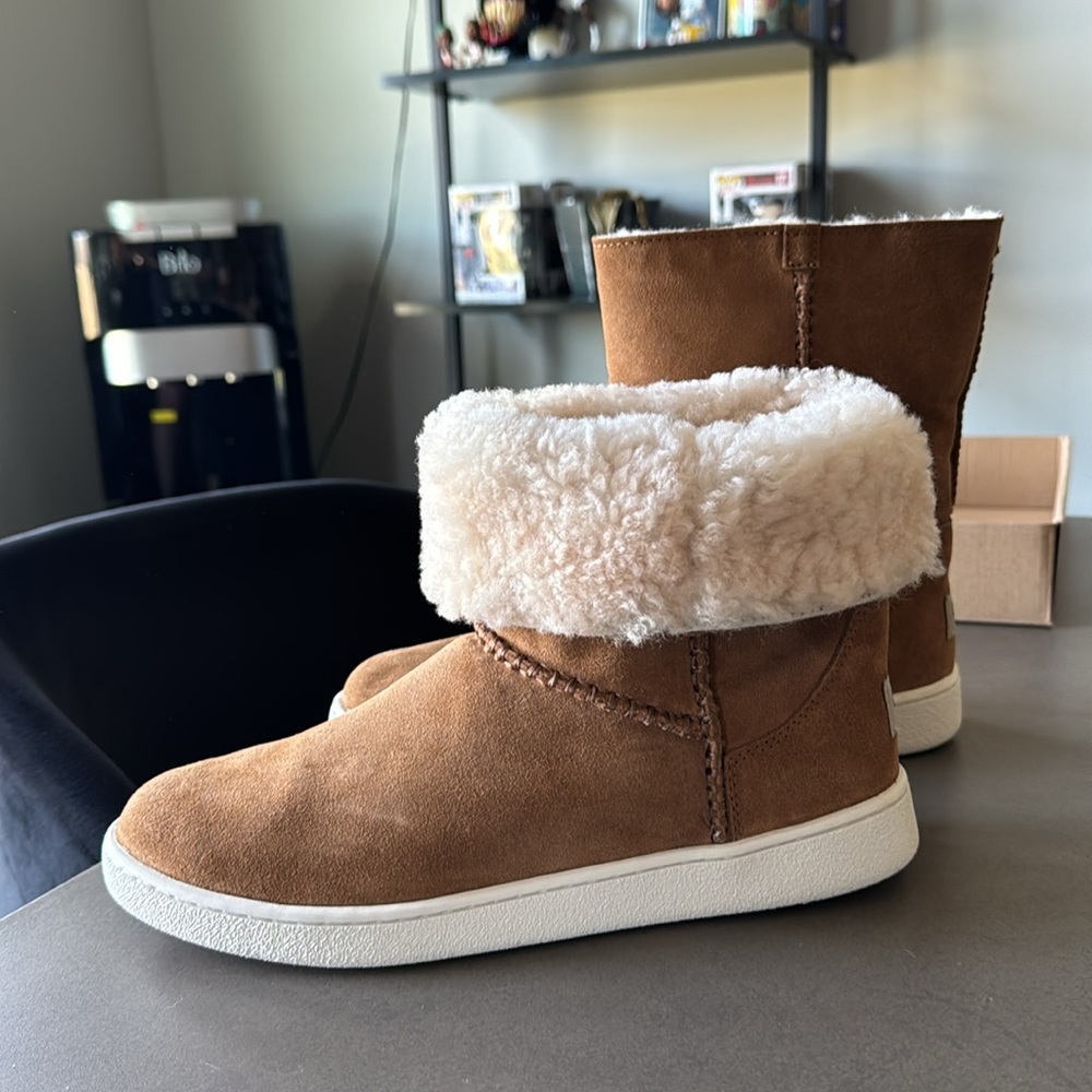 NEW WITH BOX UGG MIKA CLASSIC SNEAKER 8.5